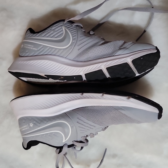Nike Star Runner 2 Wolf Grey White Athletic Running Shoes Youth Size 3.5 - Picture 11 of 12